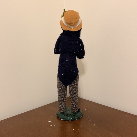 "THE CAROLERS"  SINGING MAN FIGURE 1982 - BUYERS CHOICE - Picture 4 of 10